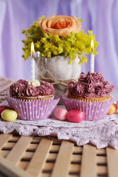 Cupcakes saborosos na mesa — Fotografia de Stock