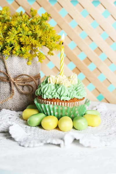 Välsmakande cupcake på bord — Stockfoto