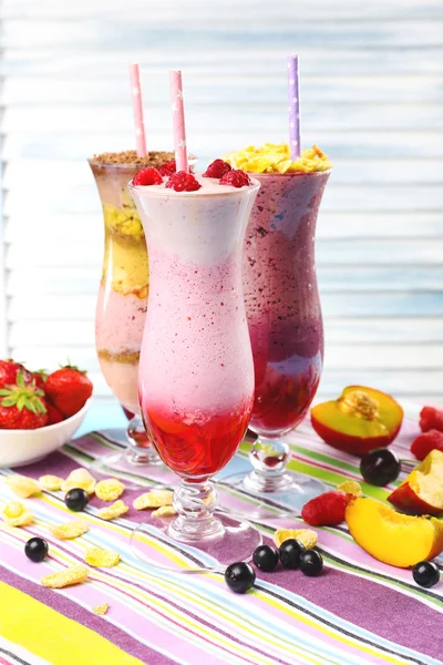 Delicioso smoothie na mesa, close-up — Fotografia de Stock