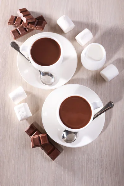 Чашки горячего шоколада на столе, закрыть — стоковое фото