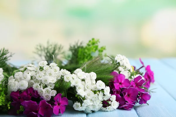 Λουλούδι στεφάνι στο τραπέζι — Φωτογραφία Αρχείου