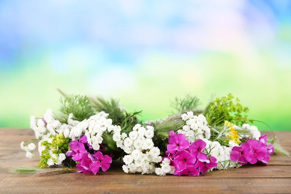 Corona de flores en la mesa — Foto de Stock