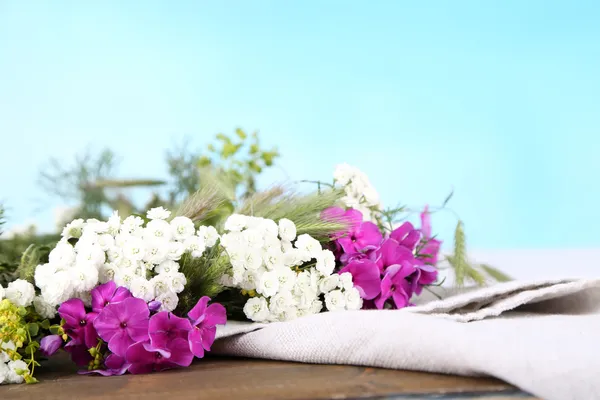 Couronne de fleurs sur la serviette — Photo