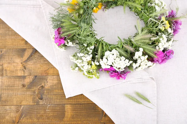 Corona de flores silvestres en servilleta —  Fotos de Stock