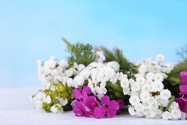 Flor grinalda na mesa — Fotografia de Stock