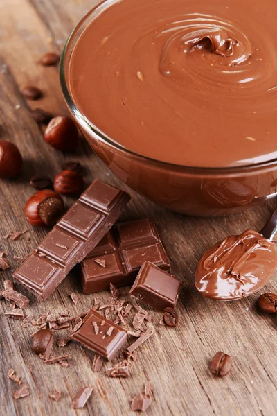 Crema di cioccolato dolce in ciotola sul tavolo primo piano — Foto Stock