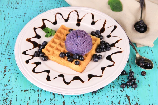 วัฟเฟิลเบลเยียมอร่อยกับไอศกรีมบนโต๊ะไม้ — ภาพถ่ายสต็อก