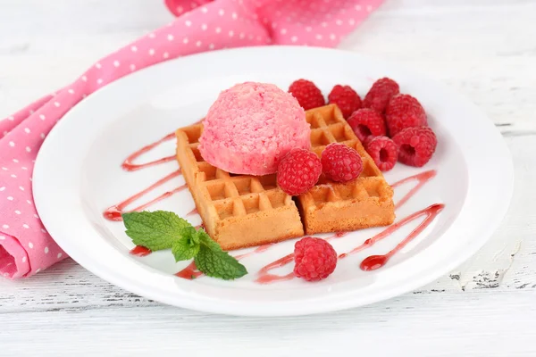 Waffles belgas saborosos com sorvete na mesa de madeira — Fotografia de Stock