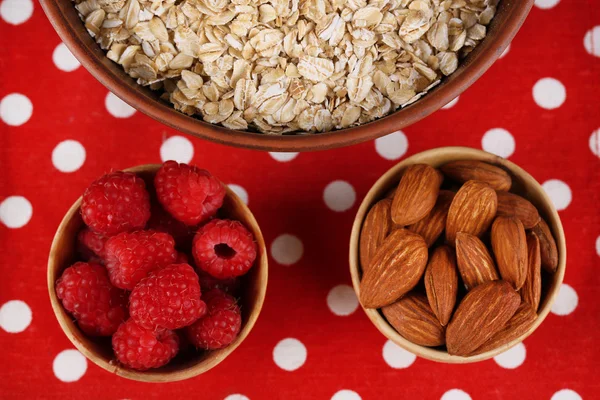 Cuenco grande con avena y nueces — Foto de Stock