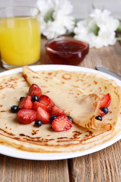 Panquecas deliciosas com bagas — Fotografia de Stock