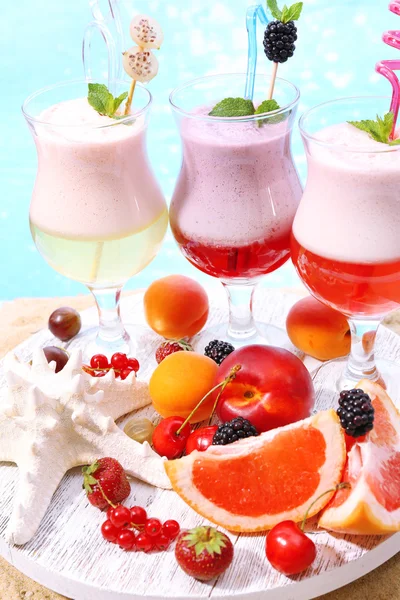 Délicieux milkshakes aux fruits — Photo