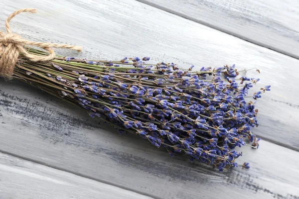 Lavendelbloemen op houten ondergrond — Stockfoto
