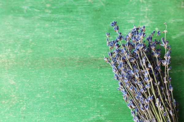 Flores de lavanda sobre fondo de madera —  Fotos de Stock