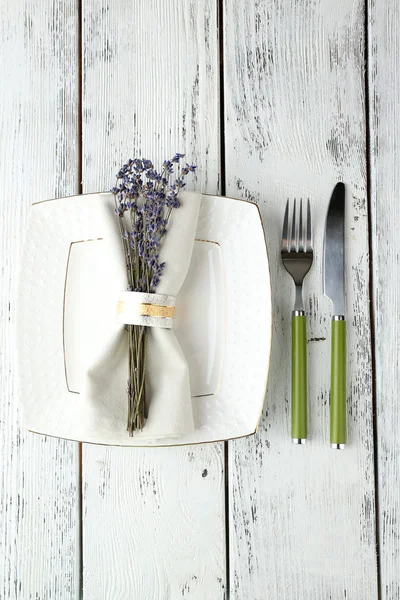 Cenário de mesa de jantar com flores de lavanda — Fotografia de Stock