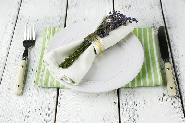 Eettafel instelling met lavendel — Stockfoto