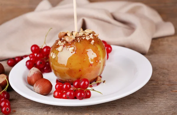 Sweet caramel apple on stick — Stock Photo, Image