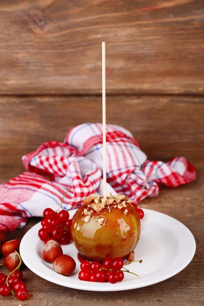 Карамельное яблоко на палочке — стоковое фото