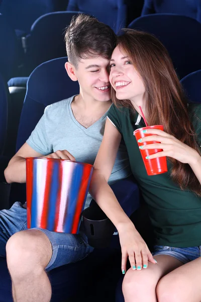 Couple regardant un film au cinéma — Photo