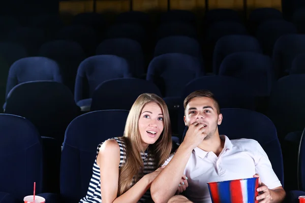 Paar kijken film in de bioscoop — Stockfoto