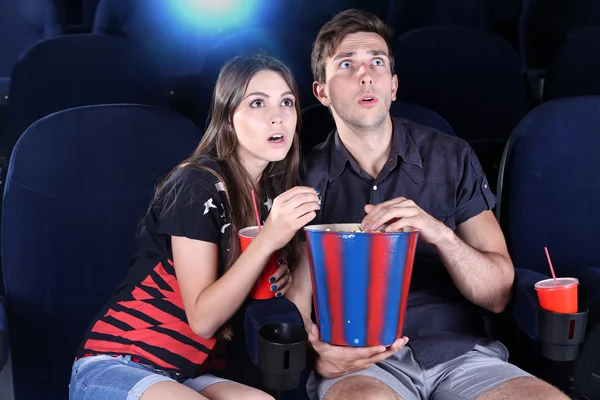 Pareja viendo películas en el cine — Foto de Stock