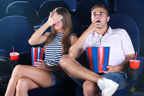 Pareja viendo películas en el cine — Foto de Stock