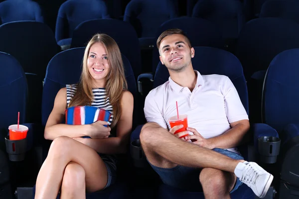 Пара дивиться кіно в кіно — стокове фото