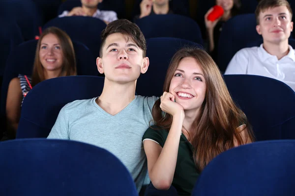 Couple regardant un film au cinéma — Photo