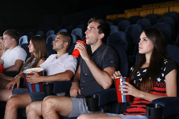 Pessoas assistindo filme no cinema — Fotografia de Stock