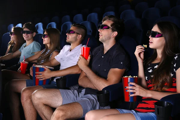 Pessoas assistindo filme no cinema — Fotografia de Stock