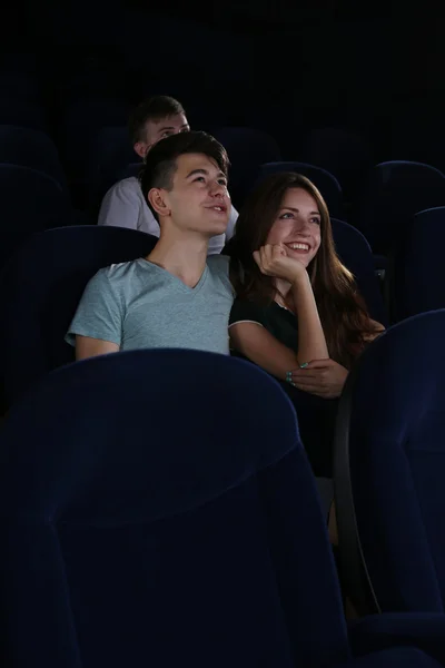 Çift izlerken film sinemada — Stok fotoğraf