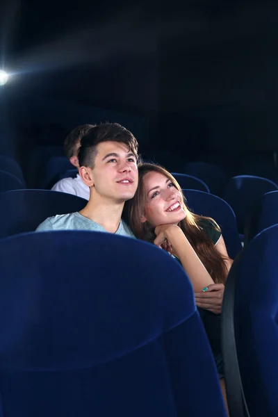 Pareja viendo películas en el cine — Foto de Stock