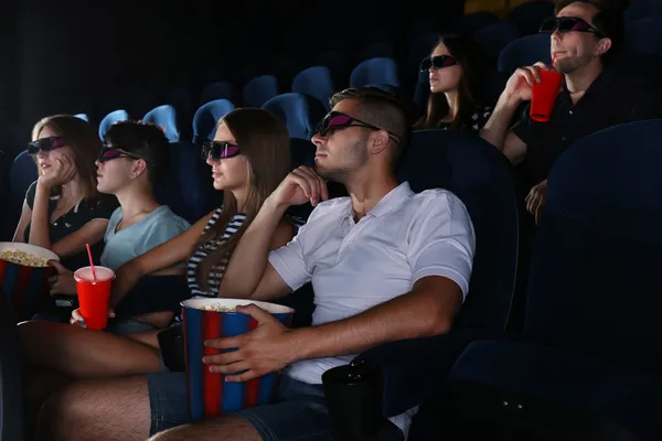 Les gens qui regardent des films au cinéma — Photo