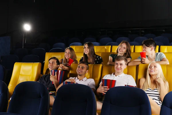 Люди дивляться кіно в кіно — стокове фото