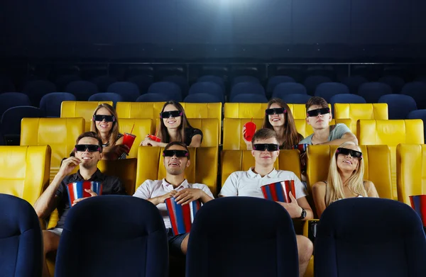 Sinemada film izleyen insanlar — Stok fotoğraf