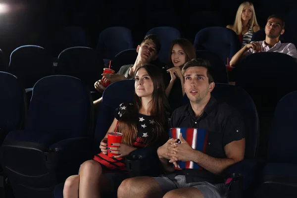 Sinemada film izleyen insanlar — Stok fotoğraf