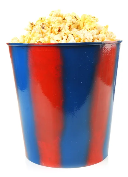 Popcorn im gestreiften Eimer isoliert auf weiß — Stockfoto