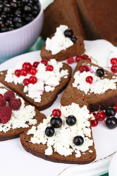 Brot mit Quark und Beeren — Stockfoto