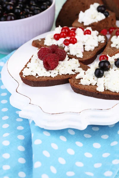 Bread with cottage cheese and berries — Stock Photo, Image