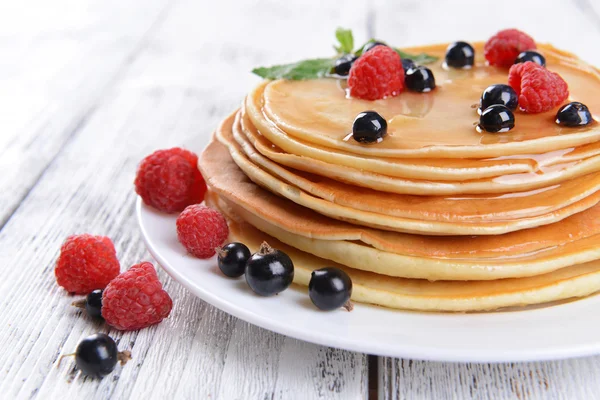 Sweet pancakes with berries — Stock Photo, Image