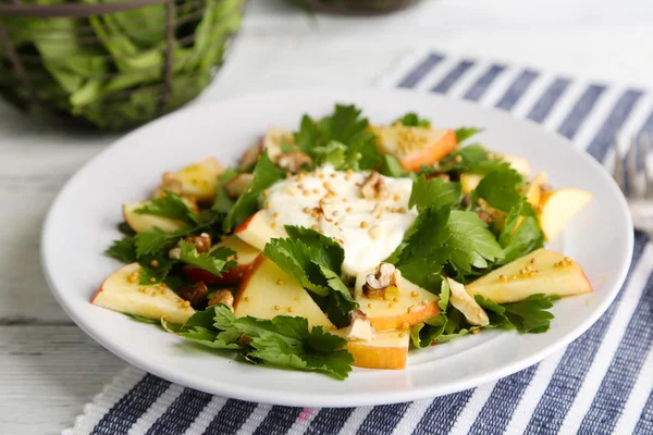 Salada verde com maçãs com nozes e queijo — Fotografia de Stock