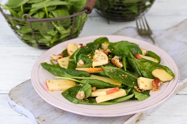 Salada verde com maçãs com nozes e queijo — Fotografia de Stock