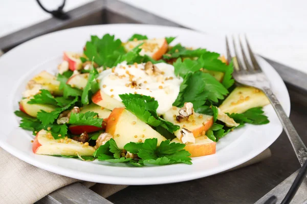 Green salad with apples with walnuts and cheese — Stock Photo, Image