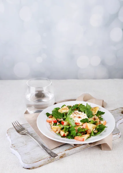 Green salad with apples with walnuts and cheese — Stock Photo, Image