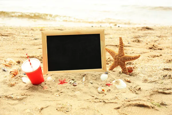 Lege schoolbord op strand — Stockfoto