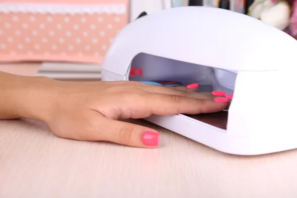 Mujer en manicura salón de belleza —  Fotos de Stock