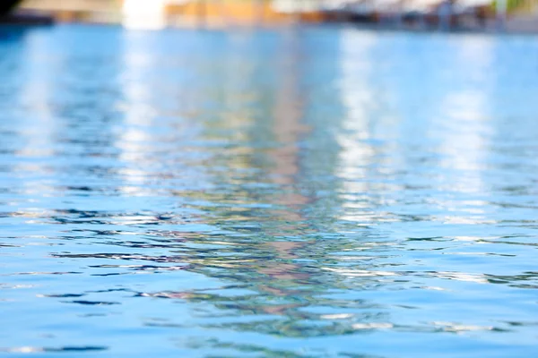 Blått vatten i poolen — Stockfoto