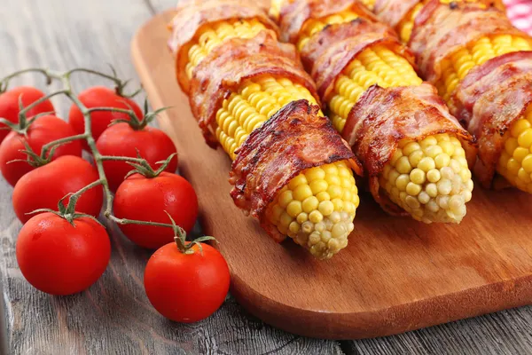 Gegrilde bacon wrapped maïs op tafel, close-up — Stockfoto