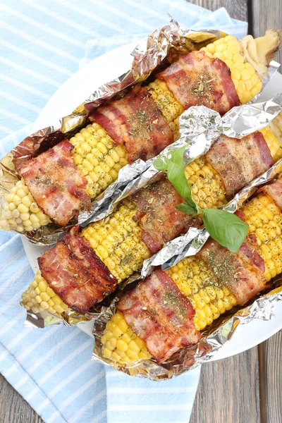 Grillad bacon lindade majs på bordet, närbild — Stockfoto