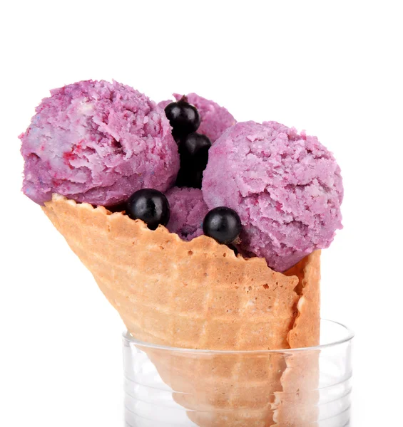 Sabroso helado con bayas en cono de gofre, aislado en blanco — Foto de Stock