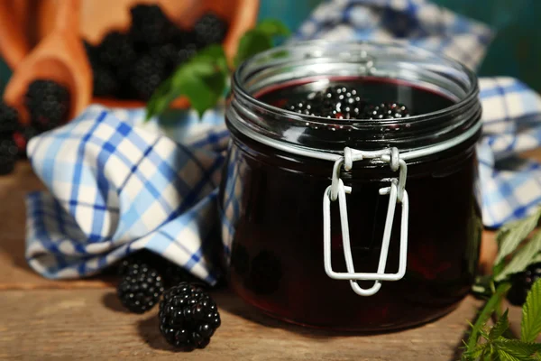 Välsmakande blackberry sylt och färska bär, på träbord — Stockfoto